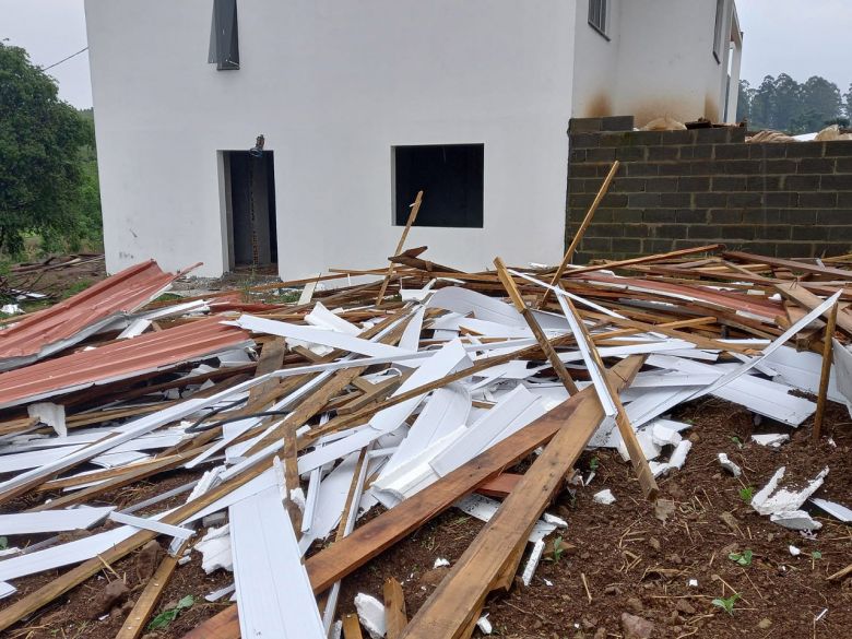 Destrui��o em Guatamb�, no oeste catarinense, ap�s a passagem de um tornado no final da noite do dia 13 de setembro. Cr�dito: Piter Scheuer, meteorologista/Divulga��o Defesa Civil de SC