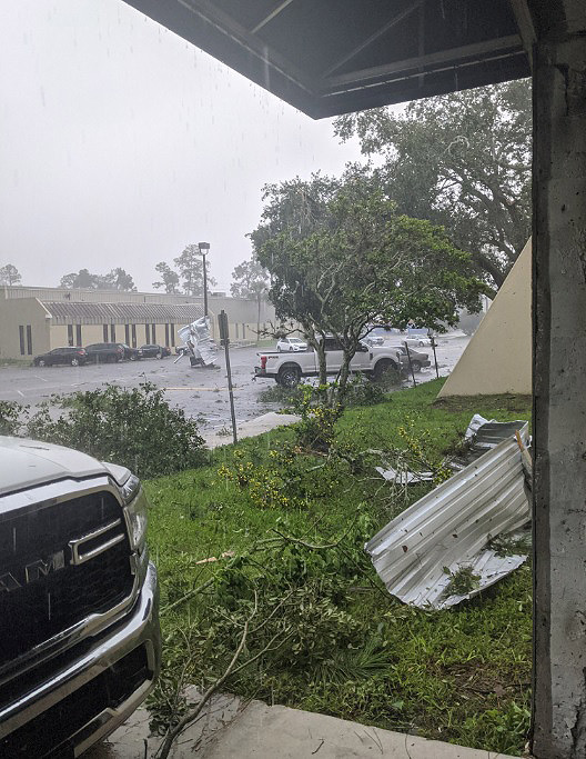 Danos provocados por tornado em Jacksonville, na Fl�rida. Cr�dito: Imagem divulgada pelo twitter @Gu rebel. 