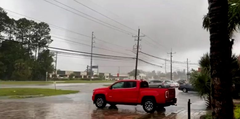 Imagem do tornado que atingiu Jacksonville, no norte da Fl�rida, na tarde de ontem. Cr�dito: Imagem reproduzida de v�deo divulgado em redes sociais por Adam Pratty, morador de Jacksonville. 