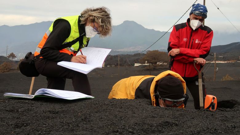 T�cnicos trabalham recolhendo amostras e fazendo medi��es em �reas pr�ximas ao Cumbre Vieja. Cr�dito: IGME 