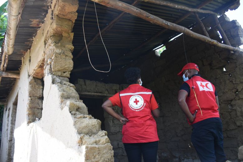 Equipes da Cruz Vermelha trabalham no levantamento de danos em Ruanda causados por terremotos após a erupção do Nyiragongo há quase dez dias. Crédito: Imagem divulgada pelo twitter oficial @Rwandaredcross