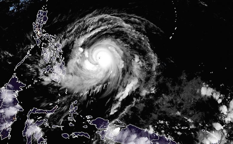 A imagem de satélite mostra o grande tufão Surigae formado ao largo das Filipinas. Surigae ainda deve evoluir para um super tufão. Crédito:RAMMB/CIRA  