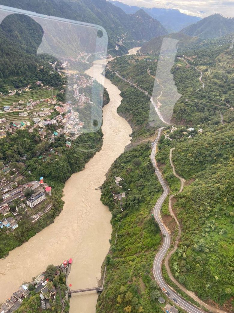 Imagem aérea de Uttarakhand, no Himalaia, onde as enchentes já provocaram 24 mortes nos últimos dois dias. Crédito: Imagem divulgada pelo twitter @PyaraUKofficial