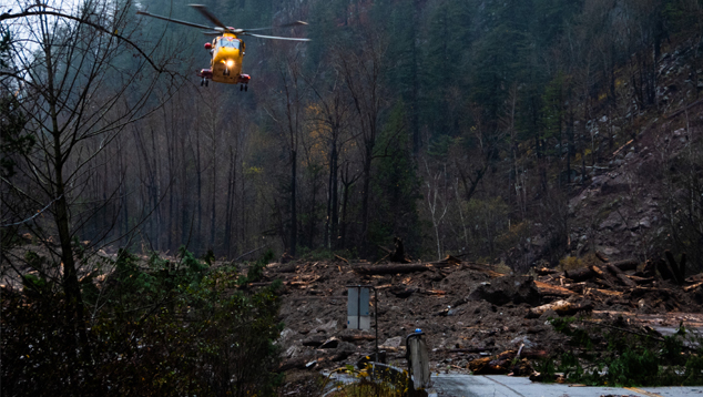 Ex�rcito trabalha para resgatar a popula��o atingida pelas enchentes e deslizamentos no sudoeste do Canad�. Cr�dito: Divulga��o pelo twitter da For�a A�rea do Canad� @RCAF ARC