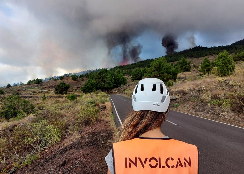 Erup��o do Cumbre Vieja deste domingo lan�ou entre 6000 a 9000 toneladas de di�xio de enxofre na atmosfera, estima o Instituto Vulcanol�gico das Can�rias. Cr�dito: Imagem de divulga��o pelo twitter @involcan