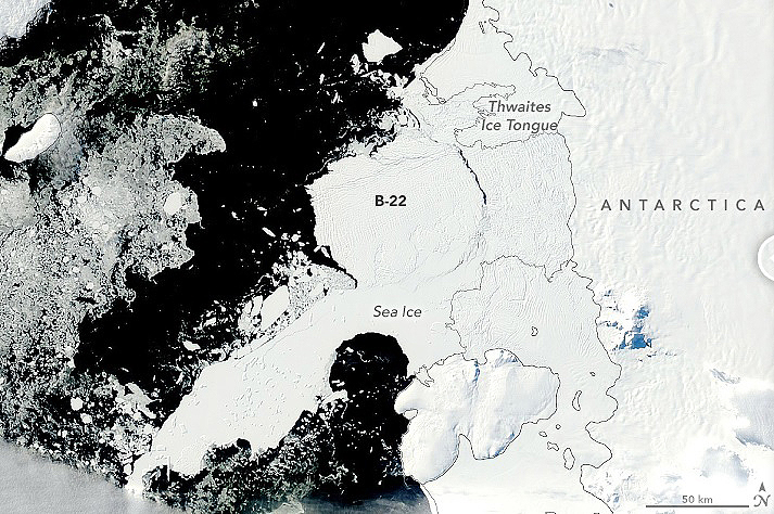 Imagem de satélite mostra o iceberg B22 no dia 6 de março de 2002 e a fenda de ruptura na Gelereira de Thwaites, na Antártida. Crédito: NASA