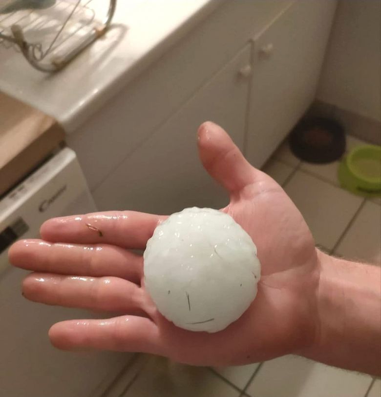Chuva de granizo do tamanho de uma bola de tênis provocou grande destruição em Indre. Crédito: Imagem divulgada pelo twitter @AssoMeteoCentre 