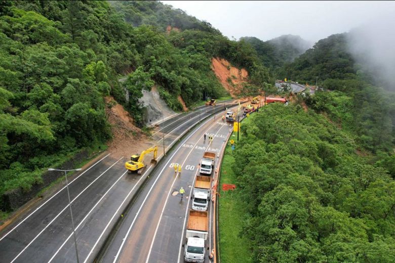 BR-376 continua interditada na altura de Guaratuba, no Paran�, ap�s fortes chuvas do fim de semana. Cr�dito: Divulga��o Secretaria de Seguran�a P�blica do Paran�. 