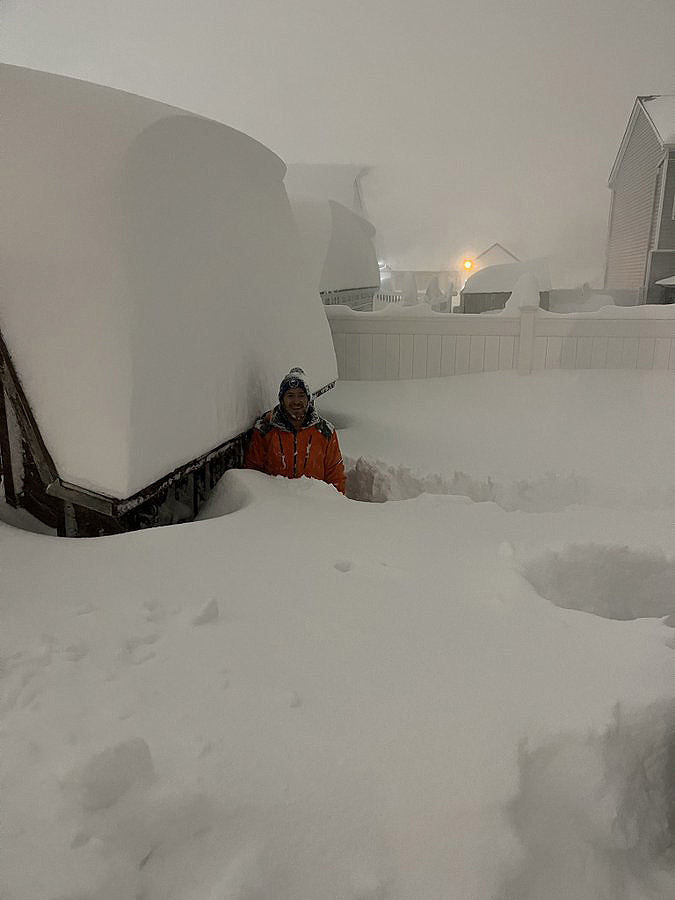 Morador de Buffalo exibe a quantidade de neve fenomenal que atingiu a regio no dia 20 de novembro. Crdito: Divulgao pelo twitter @weather buffalo 