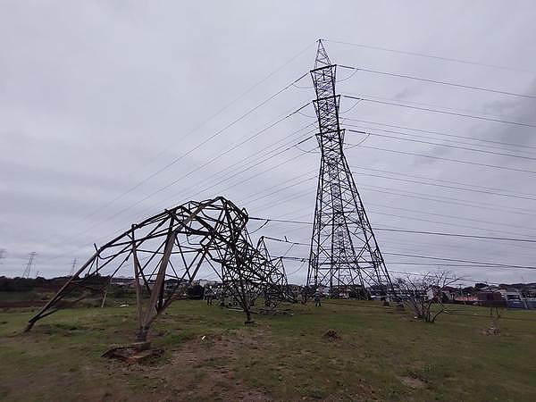 Cachoeirinha, na regi�o metropolitana de Porto Alegre, foia atingida por ventos intensos que retorceram torres de energia. Cr�dito: Imagem divulgada pelo twitter @OlharGravatai
