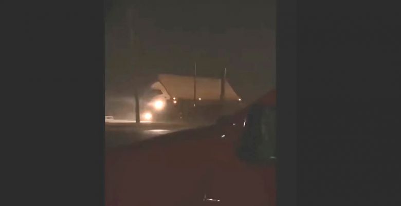Reprodução Imagem de caminhão tombando pela força dos ventos em frente ao posto da Polícia Militar Rodoviária em Bom Jardim da Serra (SC). Crédito: Divulgação PMRv