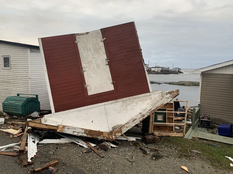Destruio na costa de Port aux Basques, Terra Nova, uma das reas mais destrudas pelo furaco Fiona. Crdito: Divulgao pelo twitter oficial @malonemullin