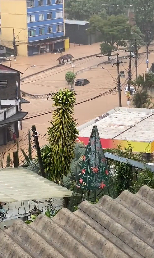 A chuva do domingo, dia 20 de mar�o, foi de novo torrencial sobre Petr�polis, regi�o serrana do Rio de Janeiro e deixou mais v�timas. Cr�dito: Divulga��o pelo twitter @profzeluizpet