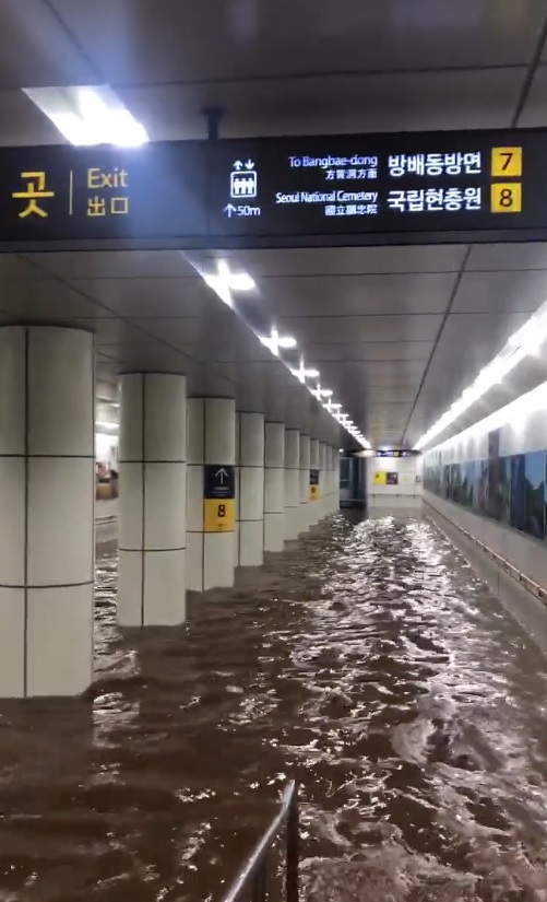 Metr em Seul  invadido por enxurrada durante chuva torrencial na segunda-feira, dia 8. Crdito: Imagens publicadas em Redes Sociais/ twitter @sdnr206