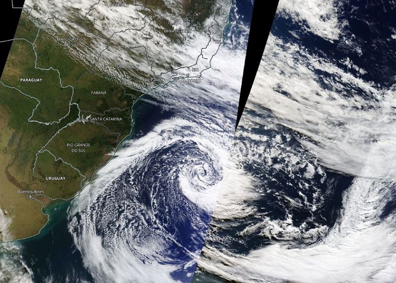 Um ciclone extratropical atuou na costa do Rio Grande do Sul gerando ventos fortes e grande agitação marítima sobre o Sul e Sudeste no dia 12. Crédito: Worldview/NASA