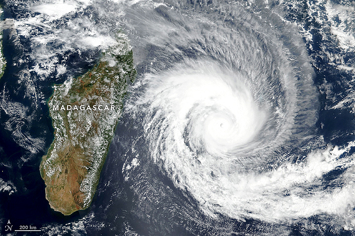 Ciclone Batsirai, ao leste de Magascar, visto por satélite no dia 2 de fevereiro de 2022. Crédito: NOAA