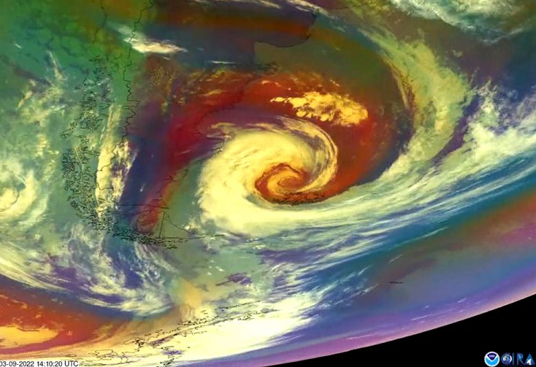 Imagem do dia 9 de março mostra a formação circular do ciclone sobre o Atlântico Sul, perto das Ilhas Malvinas. Crédito: NOAA