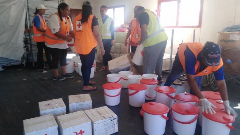 Equipes da Cruz Vermelha trabalham em Tonga para levar água potável aos habitantes. Crédito: Cruz Vermelha