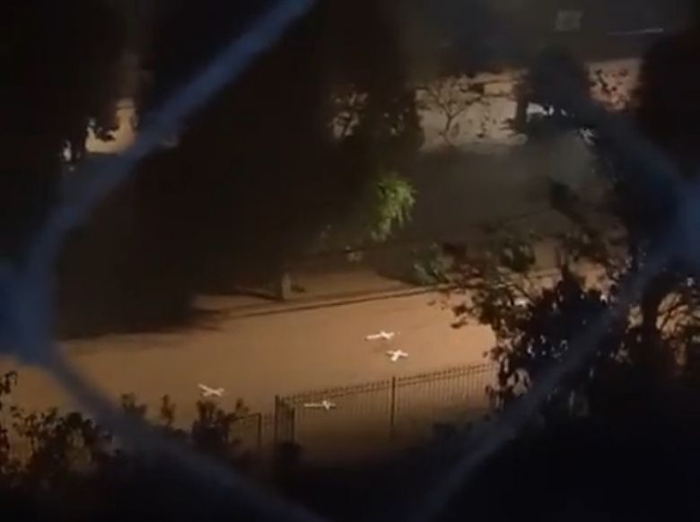 Cruzes que homenagearam as v�timas da trag�dia de Petr�polis de 15 fevereiro tamb�m n�o resistiram a nova enxurrada e foram levadas pela correnteza. Cr�dito: Divulga��o pelo twitter @giselli baur