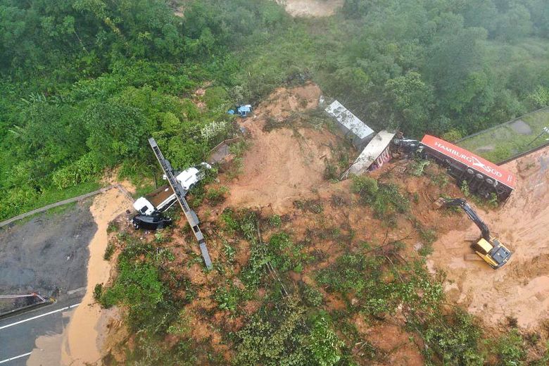 Imagem do trecho do KM 669 da BR-376, em Guaratuba, no Paran�, ap�s deslizamento de encosta ocorrido no dia 28. Cr�dito: Divulga��o Defesa Civil do Paran� 