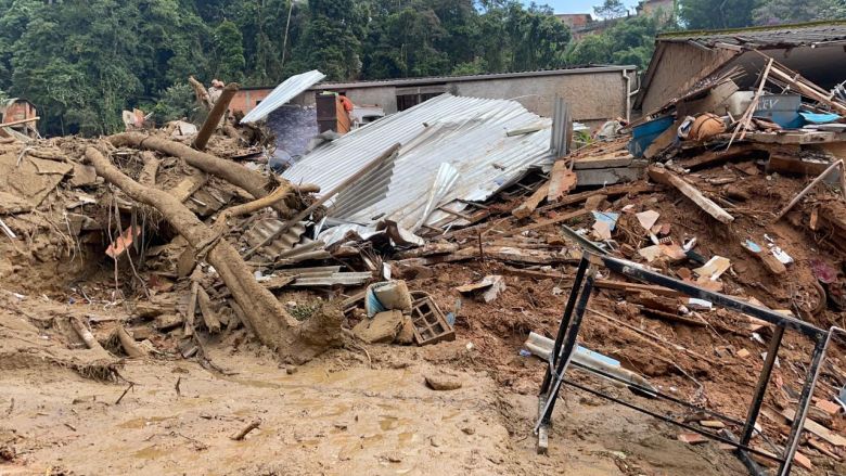 Bombeiros trabalham nas buscas aos desaparecidos em grande deslizamento em Petr�polis em fevereiro de 2022. Cr�dito: Defesa Civil