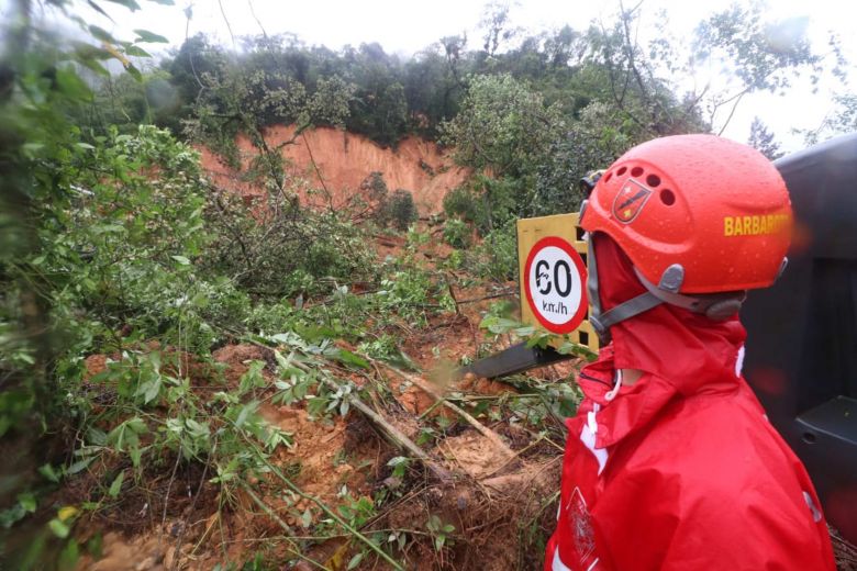Equipes de Bombeiros, Pol�cias Militar,  Rodovi�ria e Defesa Civil continuam trabalhando nas buscas aos desaparecidos na BR-376. Cr�dito: Divulga��o Defesa Civil do Paran�