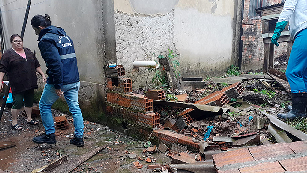 Chuva forte provoca desmoronamento em Lages (SC) na segunda-feira, dia 2. A Defesa Civil est� em alerta para evento de chuva volumosa no estado. Cr�dito: Divulga��o Defesa Civil municipal de Lages 