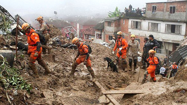 Bombeiros trabalham nas buscas aos desaparecidos em grande deslizamento em Petrópolis. Crédito: Defesa Civil 