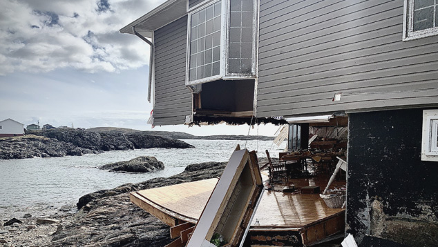 Casa arrancada na metade pela fora das guas do mar durante a passagem do furaco Fiona em Port aux Basques, Terra Nova, no sbado. Crdito: Divulgao twitter oficial @malonemullin   