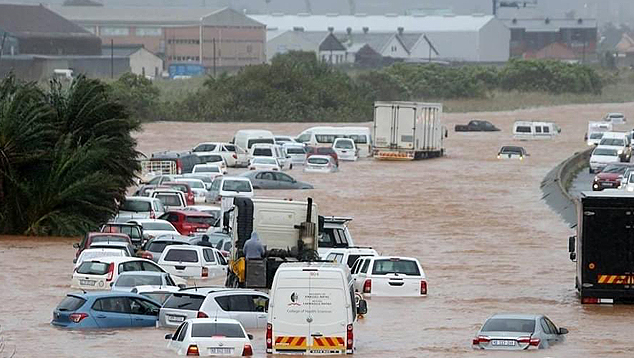 Carros ficaram à deriva em grande inundação em Durban em 11 de abril. Foi uma das piores tempestades a atingir a África do Sul. Crédito: Imagem divulgada pelo twitter @simamkeleD