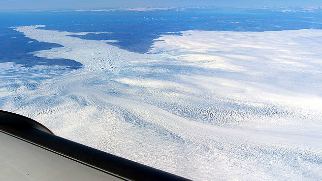 Vista area parcial da Groenlndia, no rtico, onde o derretimento do gelo na superfcie foi recorde neste ms de setembro de 2022. Crdito: Imagem ilustrativa/NASA/John Sonntag