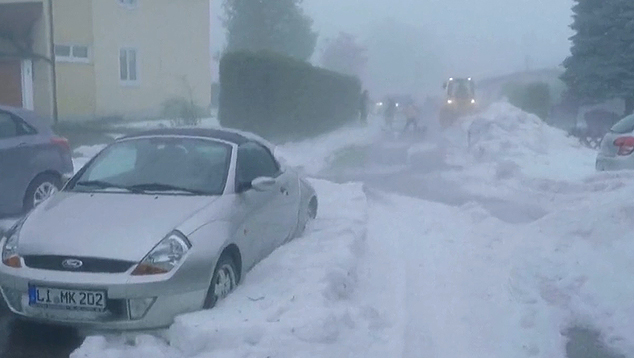 Impressionante granizo acumulado em Weiler im Allgau, no sul da Alemanha em 6 de junho. Cr�dito: Reprodu��o de imagem divulgada pelo twitter @bbcweather/NetworkPictures