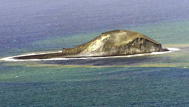 Ponta de montanha aparece acima do nvel do mar aps atividade do vulco submarino Home Reef em agosto de 2006. Crdito: Divulgao Fora Area Real da Nova Zelndia e Instituto de Cincias Geolgicas e Nucleares.