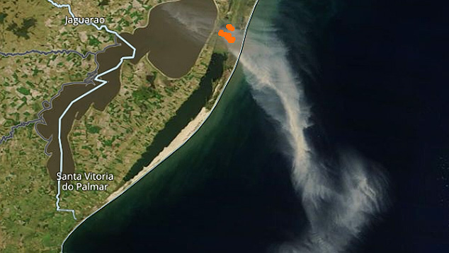 Imagem de satlite mostra rastro de fumaa do incndio na Estao Ecolgica do Taim, no sul do Rio Grande do Sul, dia 14 de dezembro. Crdito: WorldView/NASA 