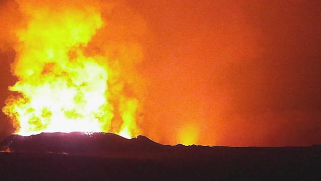 Imagem por webcam mostra a erupo vulcnica do Mauna Loa, no Hava, em andamento na madrugada do dia 5 de dezembro. Crdito: HVO/USGS  