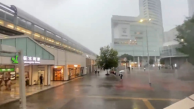 Chuvas torrenciais atingiram Tquio com a passagem da tempestade Meari no fim de semana. Crdito: Imagem divulgada pelo twitter Natural Disasters News 