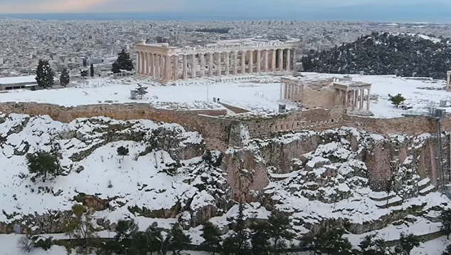 Neve hist�rica atinge o Paternon, em Atenas, durante a passagem da tempestade Elpis no dia 24. Cr�dito: Reprodu��o Youtube/Upstories/Observat�rio Nacional de Atenas