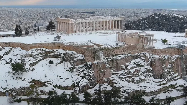 Neve histórica atinge o Paternon, em Atenas, durante a passagem da tempestade Elpis no dia 24. Crédito: Reprodução Youtube/Upstories/Observatório Nacional de Atenas