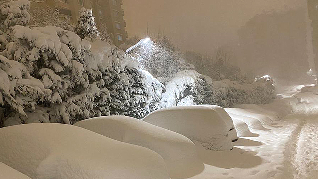 Nevasca atinge Istambul, na Turquia, no dia 11 e cobre completamente carros e ruas da cidade. Crdito: Divulgao pelo twiiter @berkaayyazici  