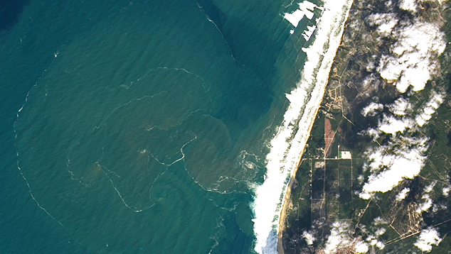 Detalhes visto por satélite dos efeitos na água do mar na Nazaré, em Portugal, no dia extraodinário de 29 de outubro de 2020. Crédito: NASA 