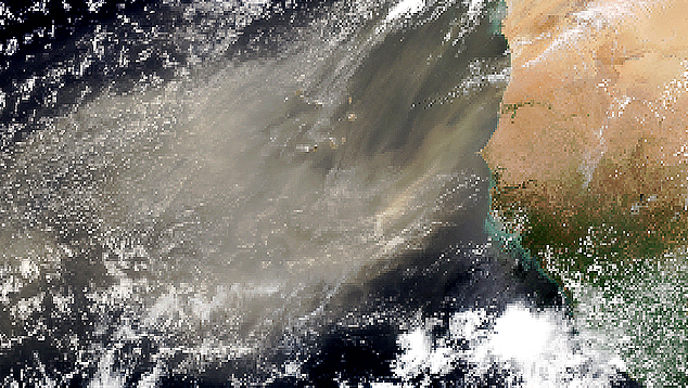Imagem de sat�lite mostra em detalhe a poeira do Saara avan�ando sobre o oceano Atl�ntico no come�o de junho. Cr�dito: NOAA