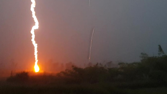 Raio flagrado durante tempestade ao sul de Darwin, em Northern Territory, na quarta-feira, dia 12. Cr�dito: Imagem divulgada por morador da regi�o Peter Pitcher/facebook