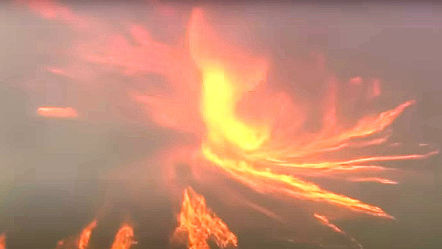 Impressionante tornado de fogo se forma em incndio florestal no condado de Los Angeles, na Califrnia, dia 10 de agosto. Crdito: Reproduo imagem divulgada KTLA5/Youtube 