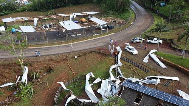 Tornado atingiu It, no oeste catarinense, deixando um rastro de destruio na quinta-feira, 13. Crdito: Divulgao Defesa Civil de SC