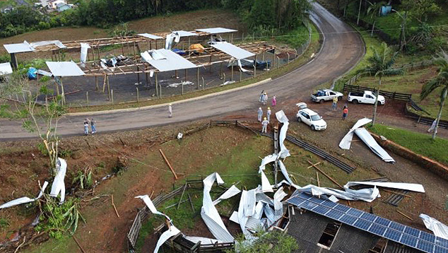 Tornado atingiu It�, no oeste catarinense, deixando um rastro de destrui��o na quinta-feira, 13. Cr�dito: Divulga��o Defesa Civil de SC