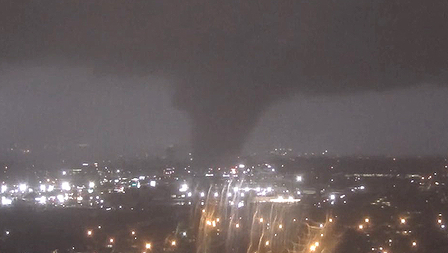 Um dos tornados que atingiu Nova Orleans na noite do dia 22 de março é flagrado por uma câmera da emissora de tv WDSU. Crédito: Divulgação twitter @wdsu