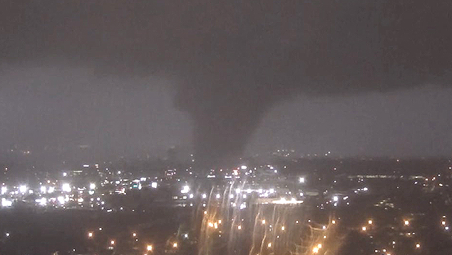 Um dos tornados que atingiu Nova Orleans na noite do dia 22 de mar�o � flagrado por uma c�mera da emissora de tv WDSU. Cr�dito: Divulga��o twitter @wdsu