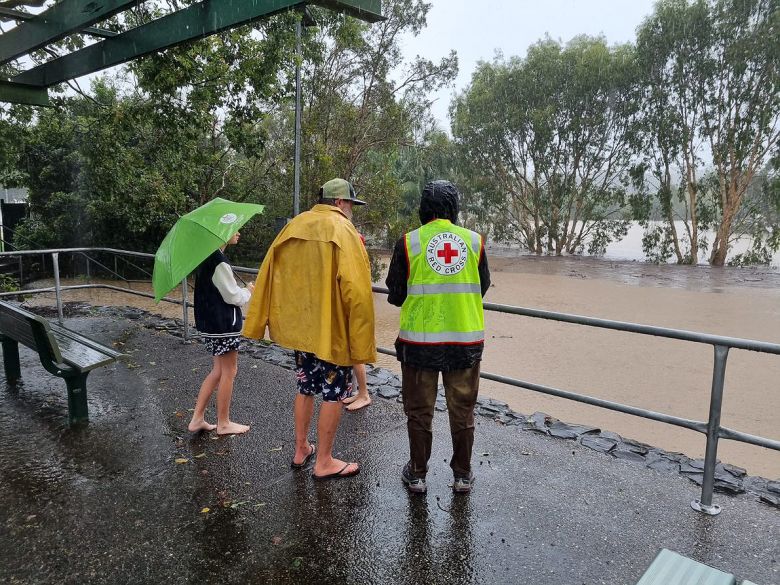 Voluntários da Cruz Vermelha dão suporte aos moradores de Brisbane, após as enchentes devastadoras do final de fevereiro. Crédito: Divulgação Cruz Vermelha da Austrália, Brisbane, 26 de fevereiro.  
