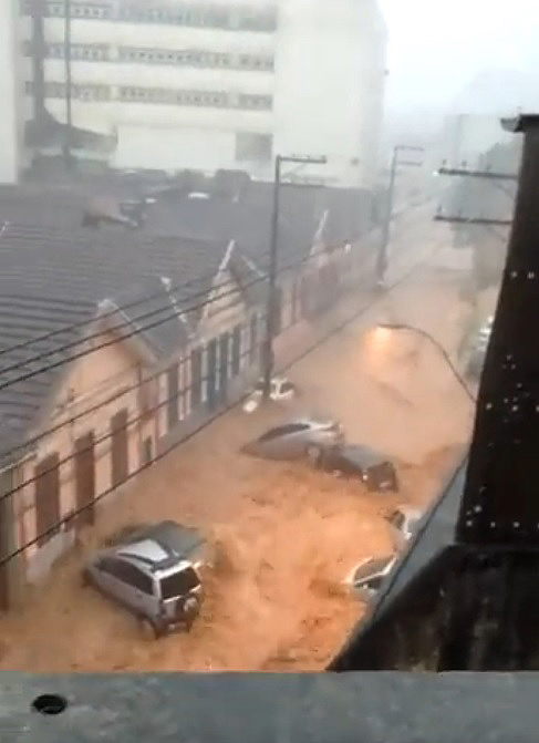 Enxurrada novamente arrasta carros em Petrópolis durante a chuva do domingo. O evento acontece a pouco mais de um mês da chuva extrema de 15 de fevereiro. Crédito: Reprodução Redes Sociais  