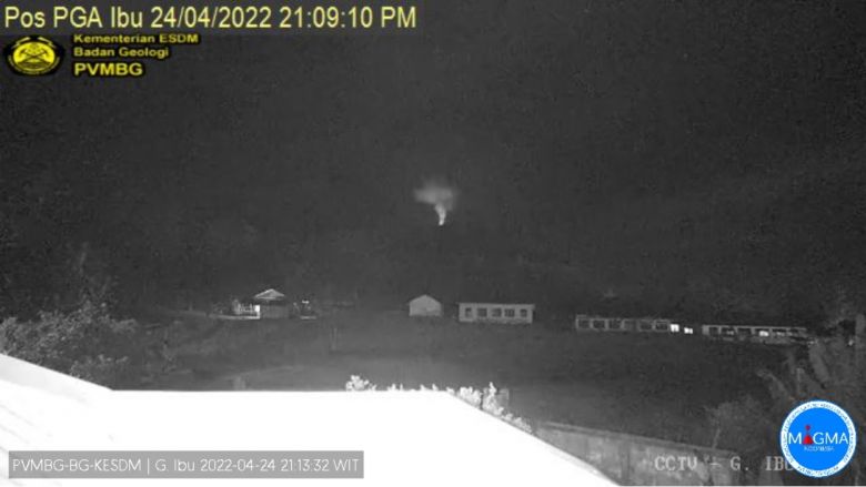 Imagem noturna do Ibu em erupção no domingo, dia 24. Crédito: PVMBG/MAGMA